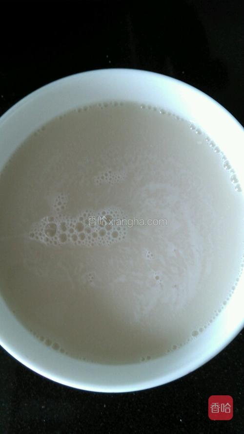然后把酵母用牛奶化开