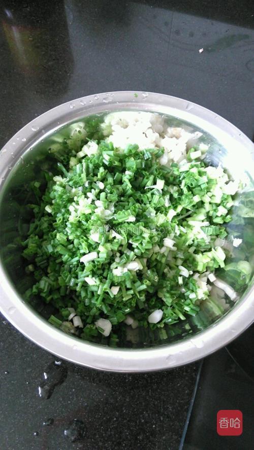 肉垛好后，放入葱，加鸡精，酱油，调味