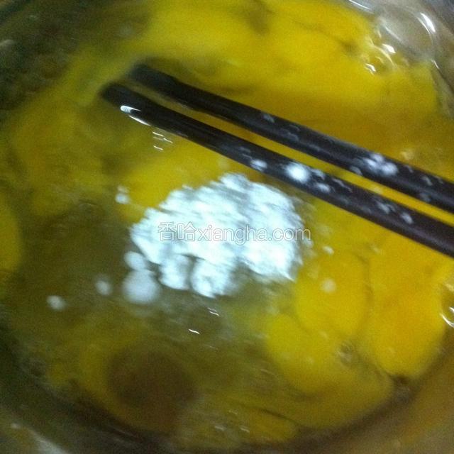 如图：鸡蛋液加入少许料酒，生粉，盐，芝麻油，加20毫升水，红萝卜，紫菜搅拌均匀