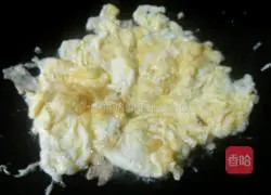 Illustration of how to make scrambled eggs with mustard 3