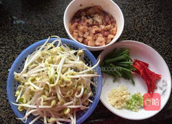 五花肉炒黄豆芽的做法图解1