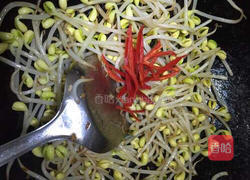五花肉炒黄豆芽的做法图解6