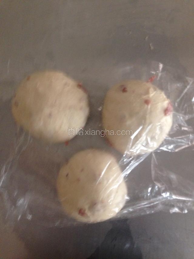 分割三分，滚圆，松弛15分钟。