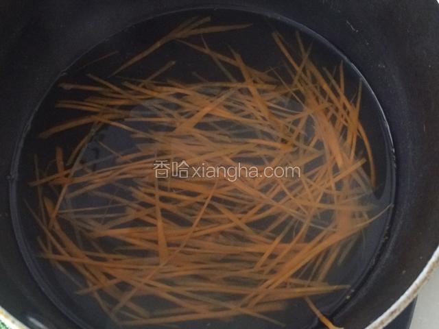胡萝卜切细丝，开水汆烫至熟；