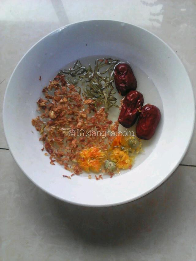 将金银花，菊花，罗汉果，红枣，枸杞用清水浸泡清洗一分钟，捞出