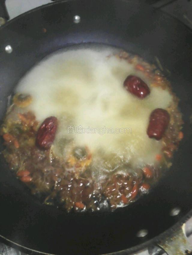 将清水煮沸后，放入金银花，菊花，罗汉果，红枣，枸杞继续小火煮5——10分钟，加入蜂蜜煮1分钟