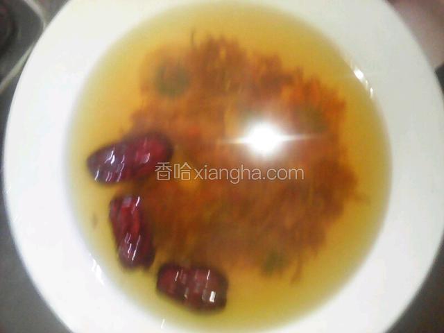 花茶的清香徐徐散发而来，不禁让人想品尝品尝啊……