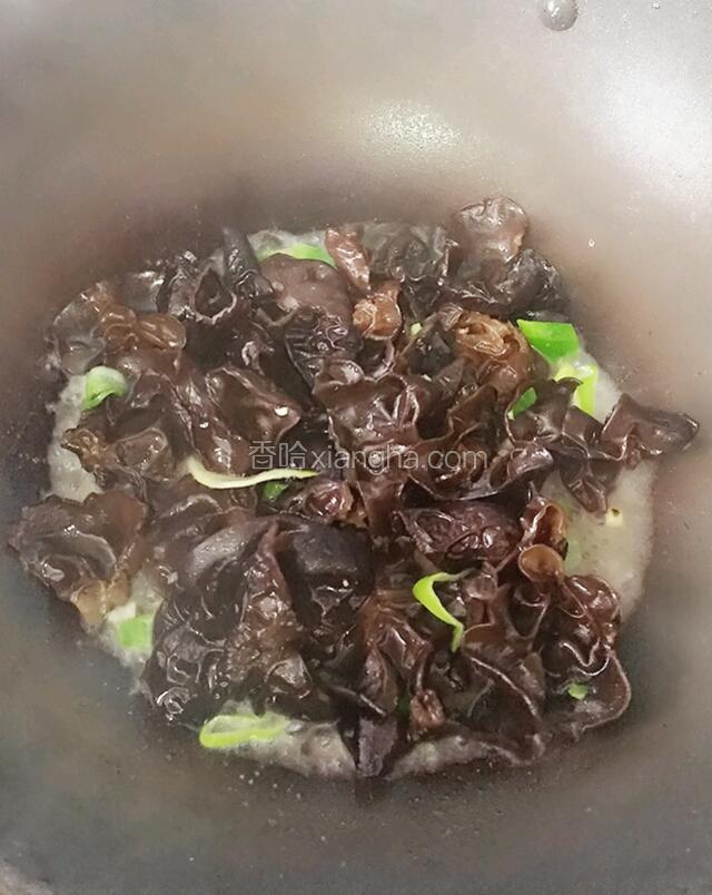 一定要把木耳炒熟，如果没有把握掌握火候的话，可以将木耳提前用开水焯熟