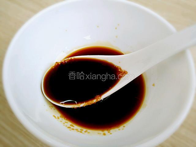趁这时准备碗汁  2勺生抽 少许白糖 适量的盐搅拌均匀