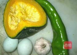 南瓜炒鸭蛋的做法图解1