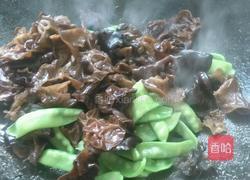 腐竹炒木耳的做法图解8