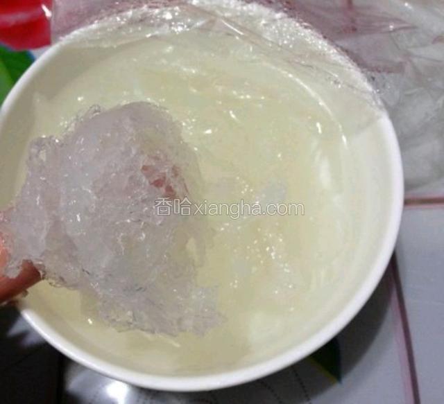 燕窝泡四个小时，洗干净切成条状