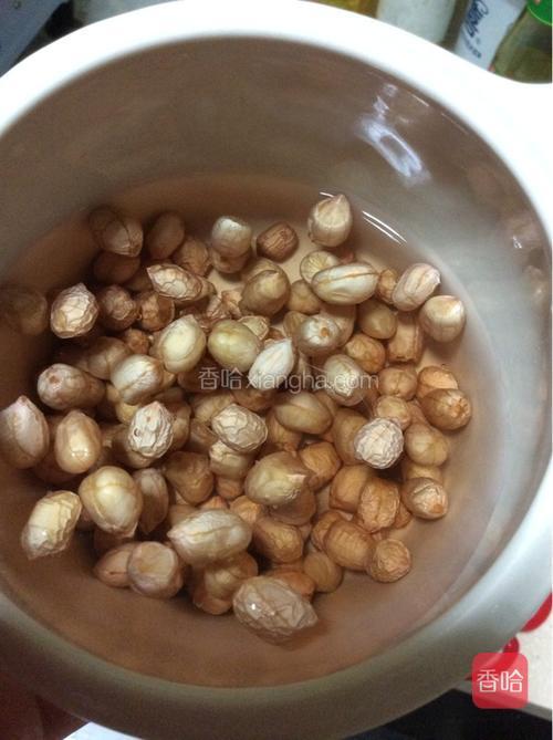 花生粒冲下放瓦罐里加水