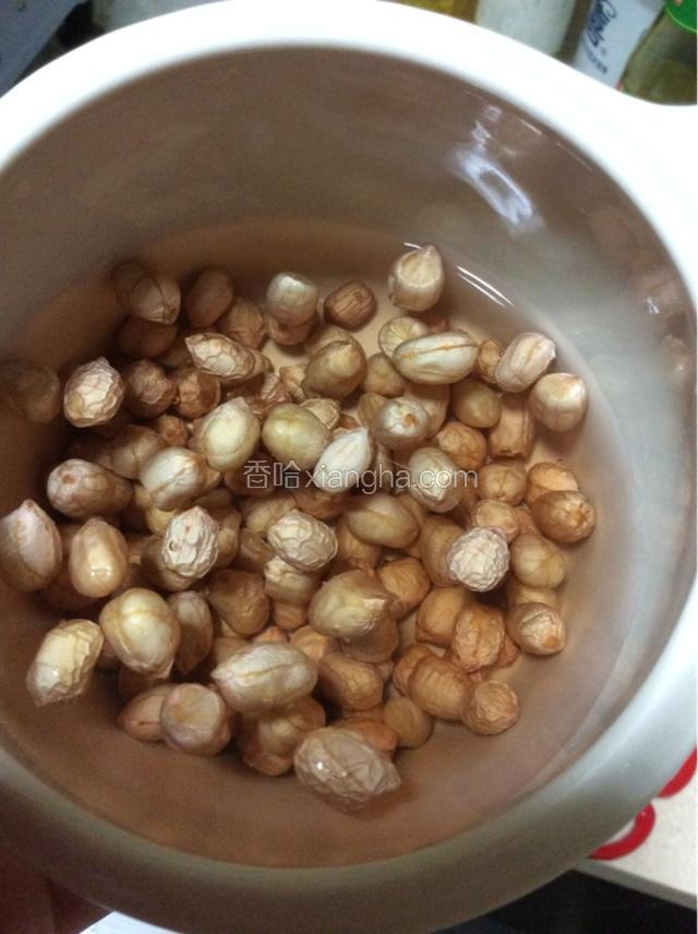 花生粒冲下放瓦罐里加水