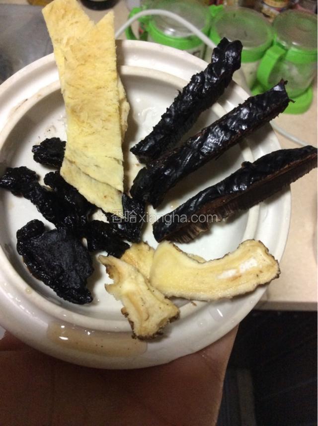 准备好的药材”灵芝片、熟地、黄芪、当归