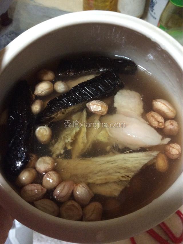 把药材全部放进装有花生粒的瓦罐里