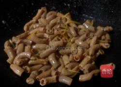 酸菜炒猪小肠的做法图解7