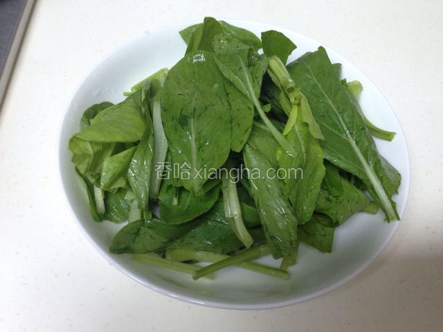 小油菜去根、去黄叶，分成小段，洗净。