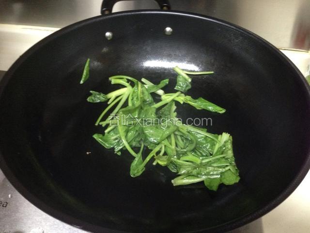 锅内放油烧热，放入小油菜煸炒变色