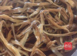 黄花菜木耳炒瘦肉的做法图解1