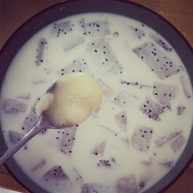 根据自己的口味加入适量白糖和蜂蜜，没有蜂蜜可不加