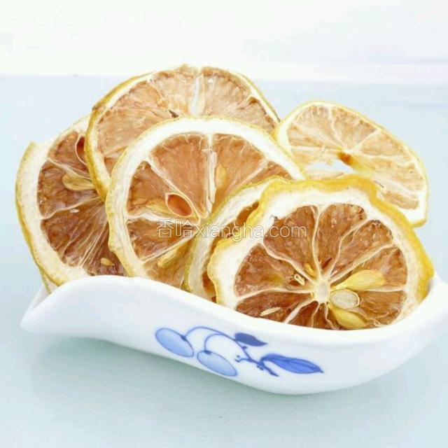 喜欢酸味的可以加一片柠檬，讨厌苦味的可以些许蜂蜜~