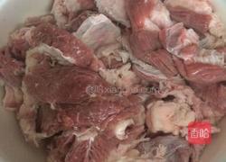 牛腩炖萝卜的做法图解1