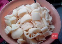 五花肉焖莲藕的做法图解2