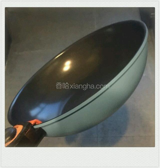 锅特意用了个新的，虽不是平底但新的总是好的！（锅非常重要、不粘锅是饼皮重要装备）