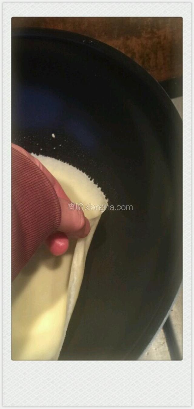 小火入液，然后中小火交替！小火为主！单面煎即可，不可煎煳！我的新锅比较滑轻碰饼皮边缘即可自动滑落！