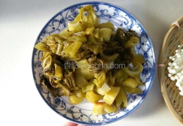 酸菜切成段