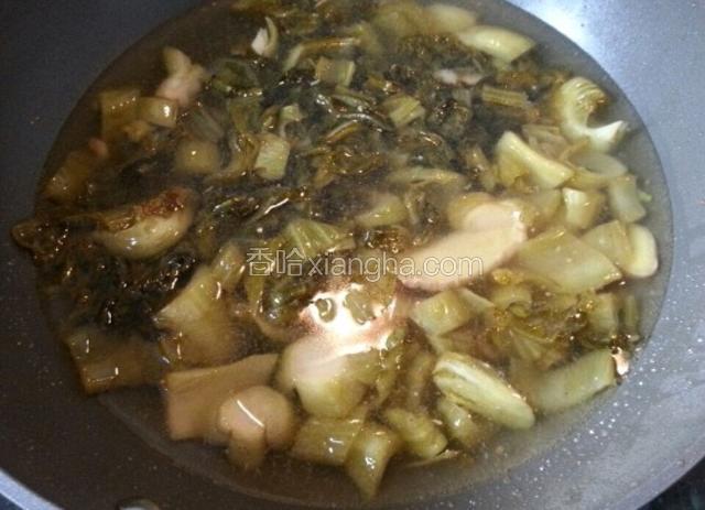 然后加入适量的水煮两分钟