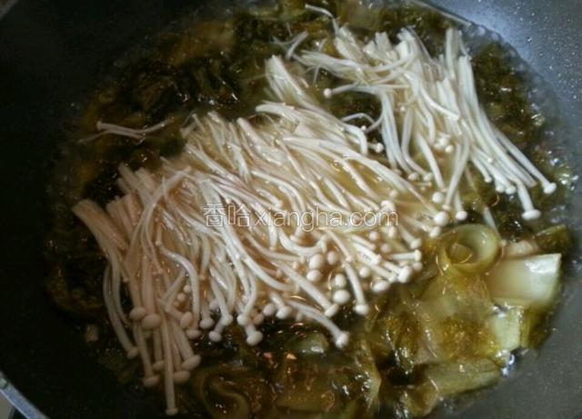 加入金针菇煮熟