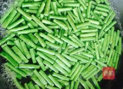 皮蛋拌豆角的做法图解2