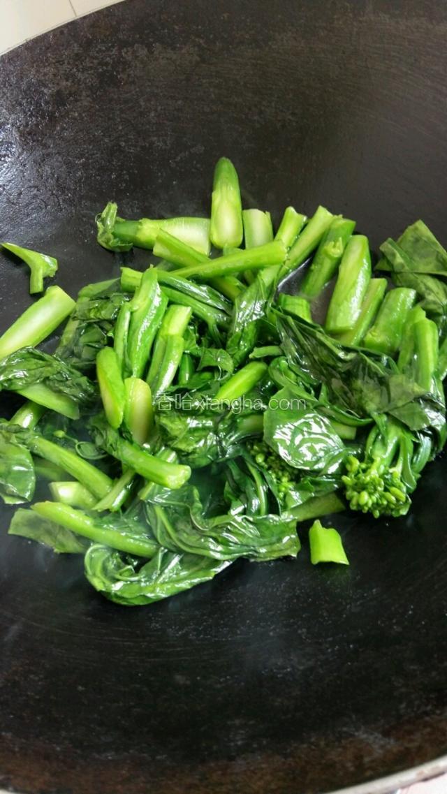锅热，倒入适量花生油。待油五成热，把芥蓝倒进去，加一小勺盐。迅速翻炒一分钟，最后滴少许酱油提味。关火，可以盛盘吃啦！