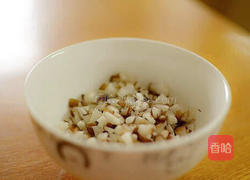香菇丁茄丁拌面的做法图解1