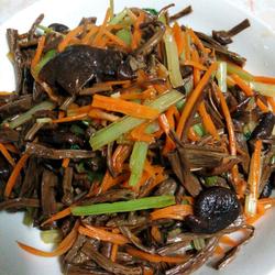 芹菜炒茶树菇的做法[图]