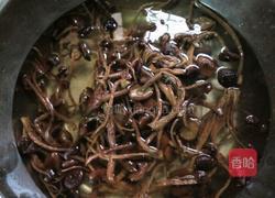 芹菜炒茶树菇的做法图解2