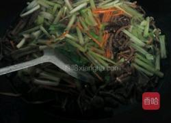 芹菜炒茶树菇的做法图解5