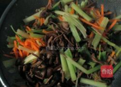 芹菜炒茶树菇的做法图解6