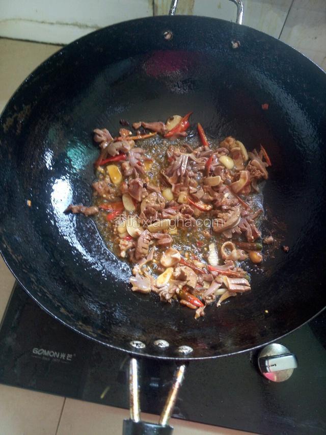大火快速翻炒几下见肉熟了就可以起锅啦