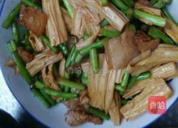 蒜苔腐竹炒肉的做法图解9