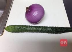 洋葱炒黄瓜的做法图解1