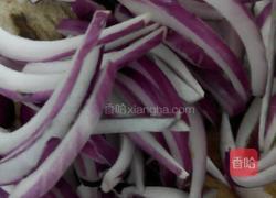 牛肉海鲜即食面的做法图解1