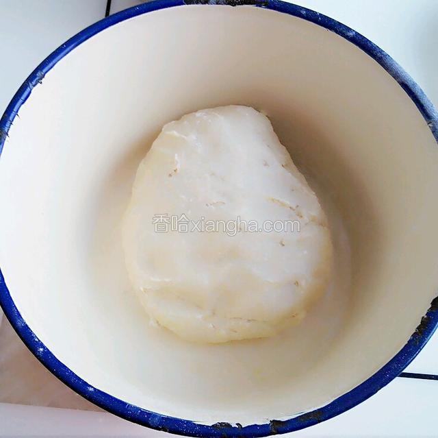 和好的面团醒发一会