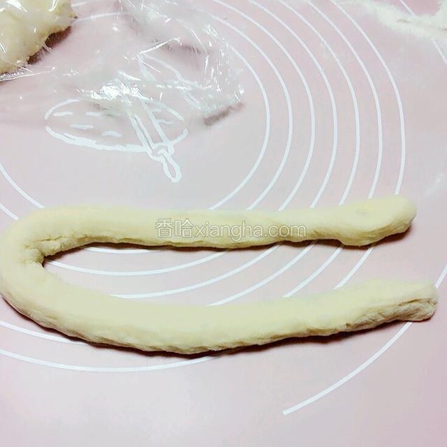 分为小面团。搓成长条