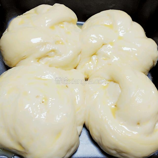 发酵四十分钟成这样。拿出涂上蛋液。预热烤箱