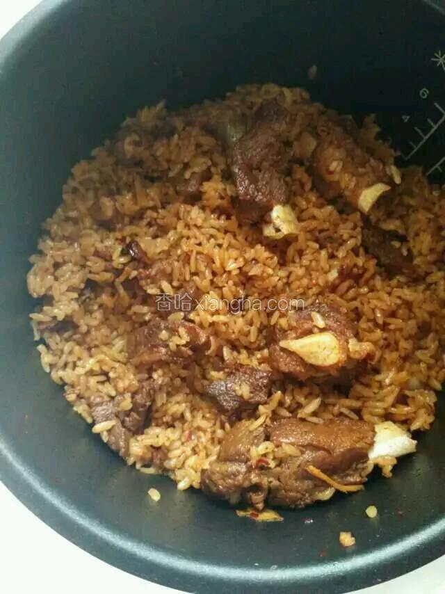 米饭焖好后，排骨顿好了，然后倒入电饭煲倒入海天拌饭酱搅匀