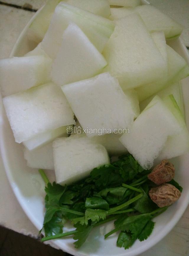 再将其余的材料洗好切好备用