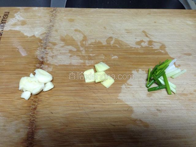 葱切段，蒜拍碎，姜切片